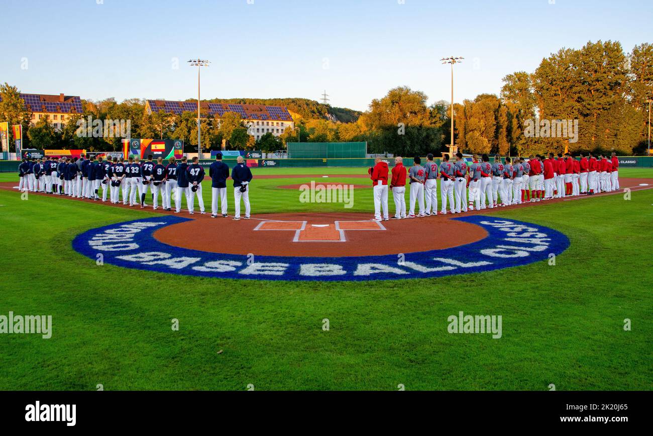 Ratisbonne, Bavière, Allemagne. 21st septembre 2022. L'Espagne et la République tchèque se tiennent pour les hymnes nationaux avant le titre de World Baseball Classic dans l'arène de baseball Armin Wolf à Ratisbonne, en Allemagne. (Image de crédit : © Kai Dambach/ZUMA Press Wire) Banque D'Images