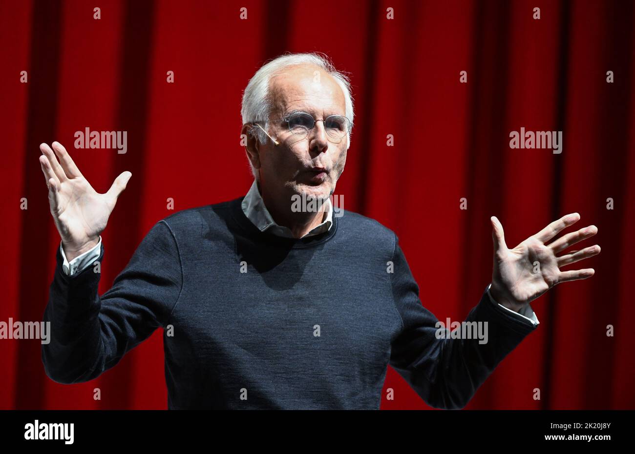 Stuttgart, Allemagne. 21st septembre 2022. L'artiste et acteur Harald Schmidt, enregistré lors de son spectacle intitulé 'Pielplananalyze 22/23' au Schauspielhaus. Dans le spectacle, Schmidt commente le nouveau programme de Schauspiel Stuttgart avec une langue ironique et vive et une grande passion pour le théâtre. Credit: Bernd Weißbrod/dpa/Alay Live News Banque D'Images