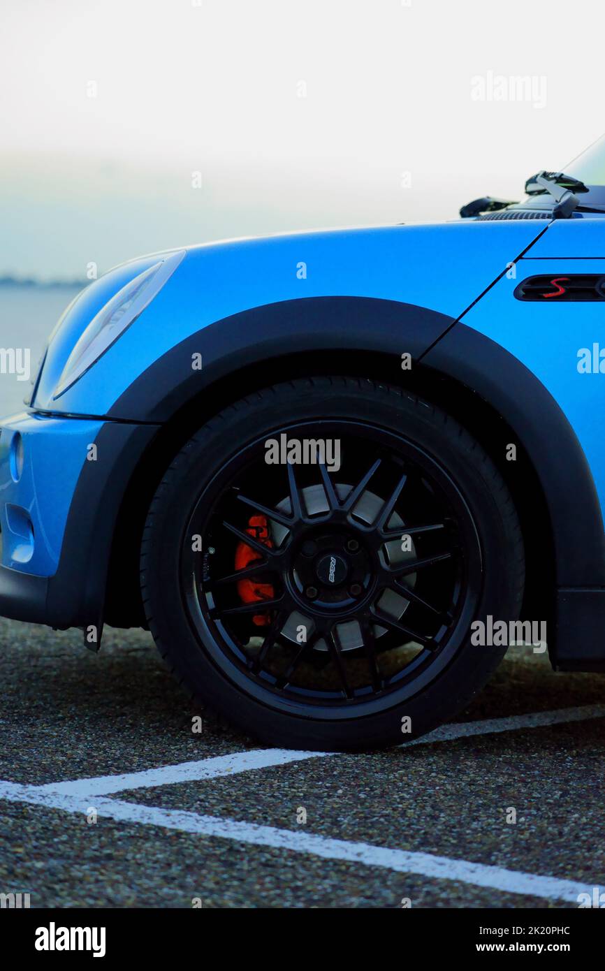 Une mini cooper bleue, vue latérale R53 et jante de la voiture Banque D'Images