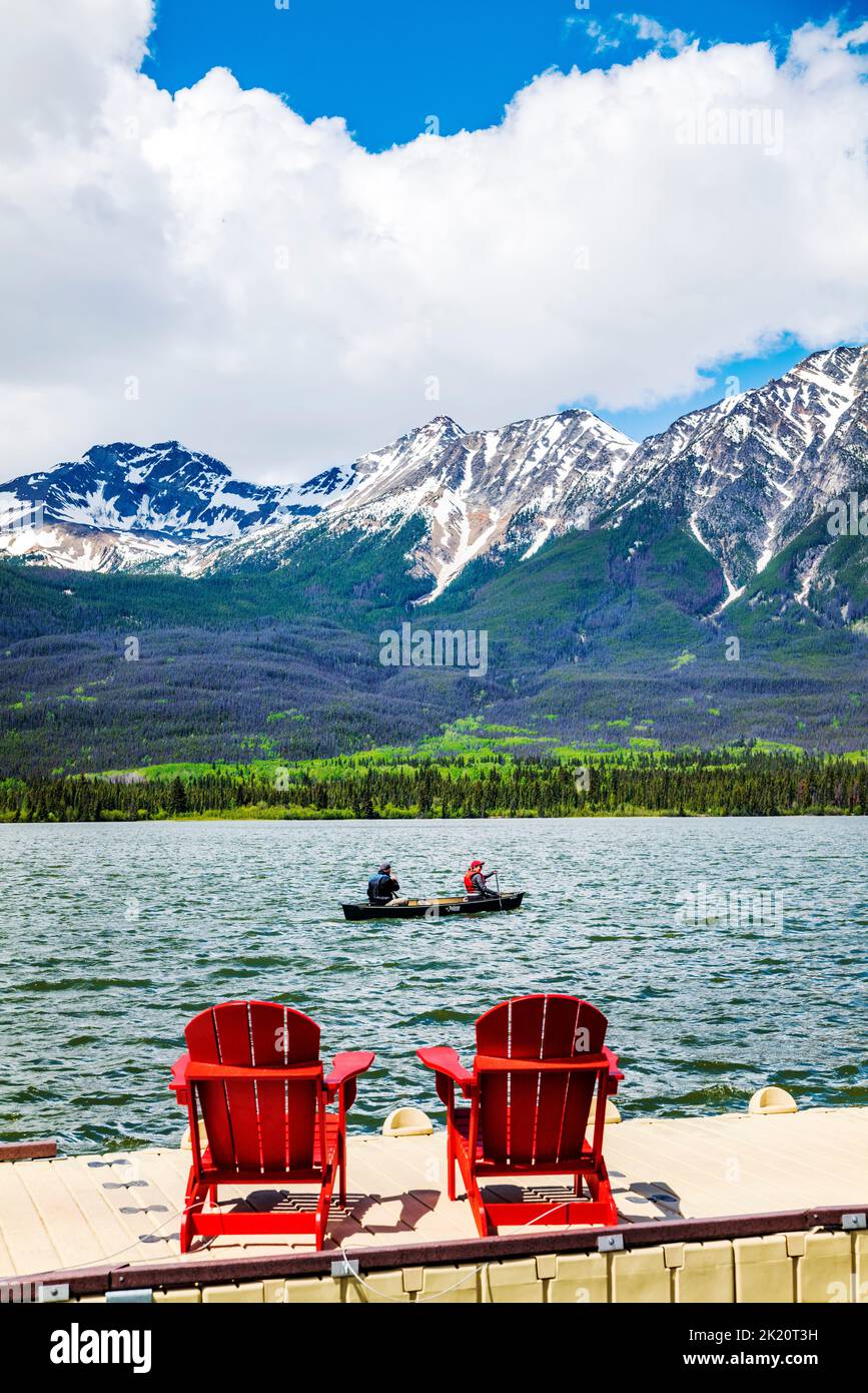 Canot à aubes pour touristes; chaises de quai et Adirondack; lac Pyramid; parc national Jasper; Alberta; Canada Banque D'Images