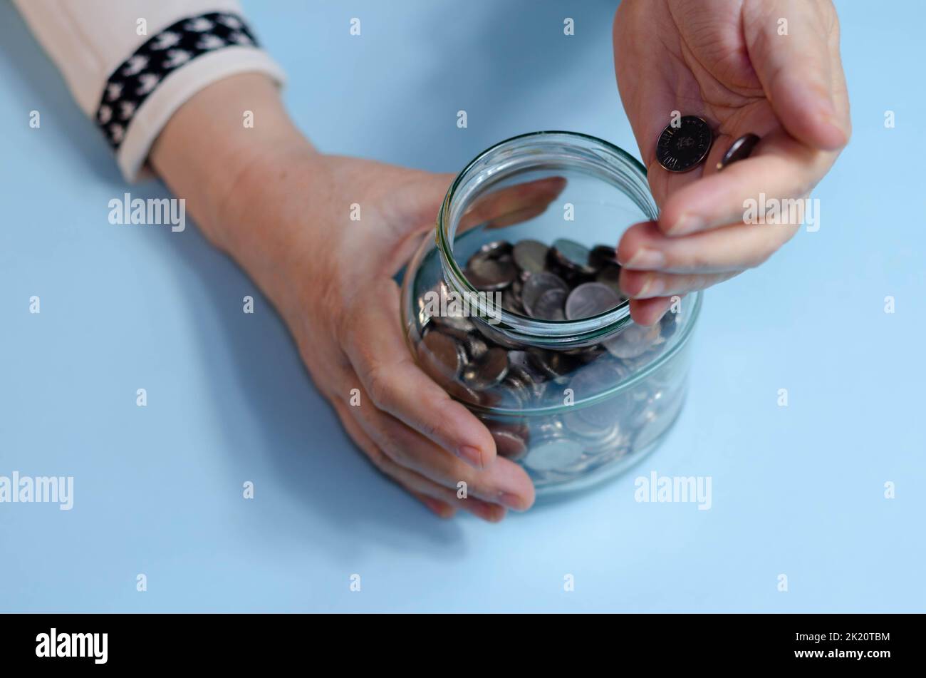 Femme âgée comptant des pièces de monnaie sur la table. Gros plan sur les billets de banque lei roumains Banque D'Images