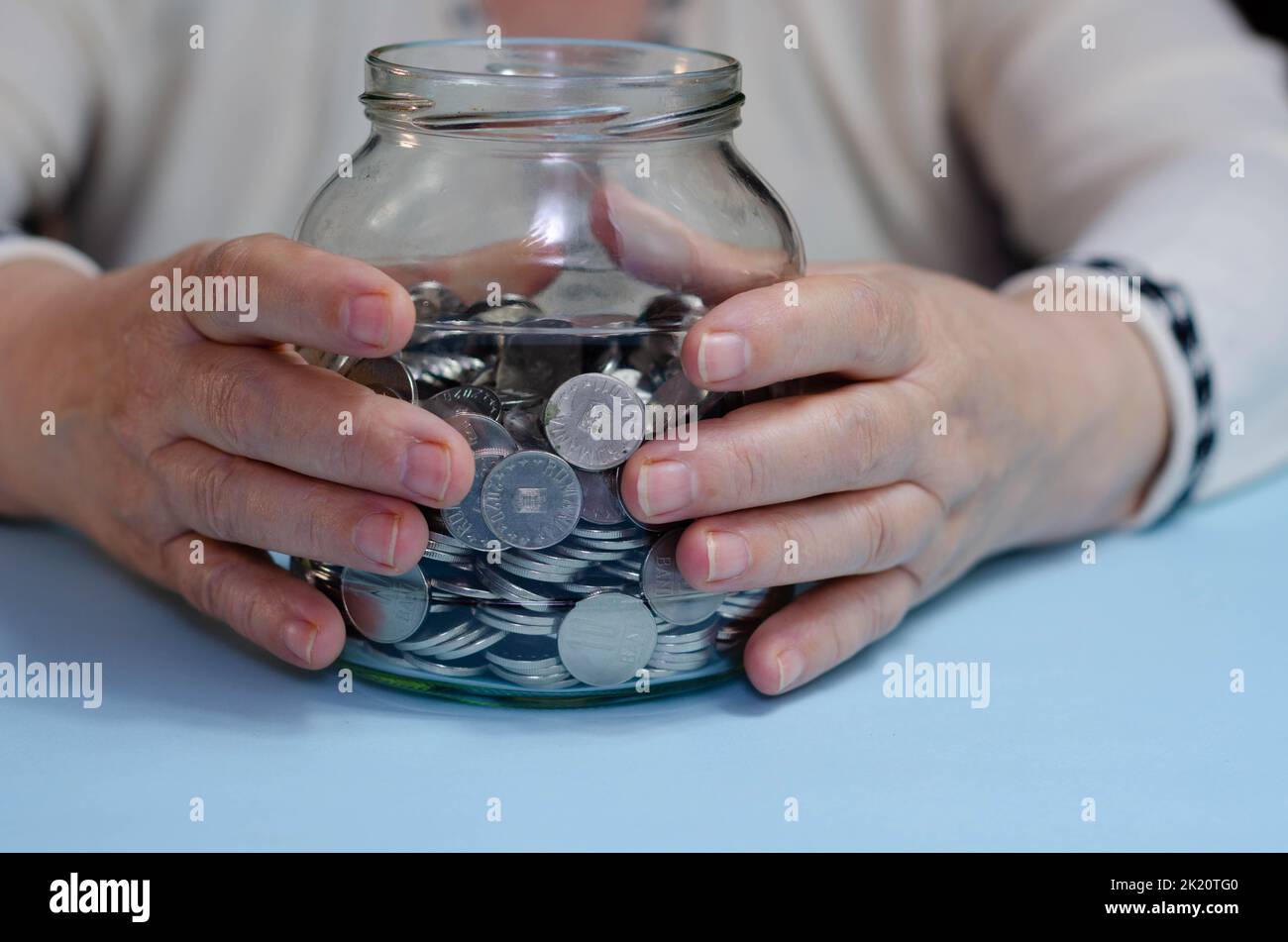 Femme âgée comptant des pièces de monnaie sur la table. Gros plan sur les billets de banque lei roumains Banque D'Images