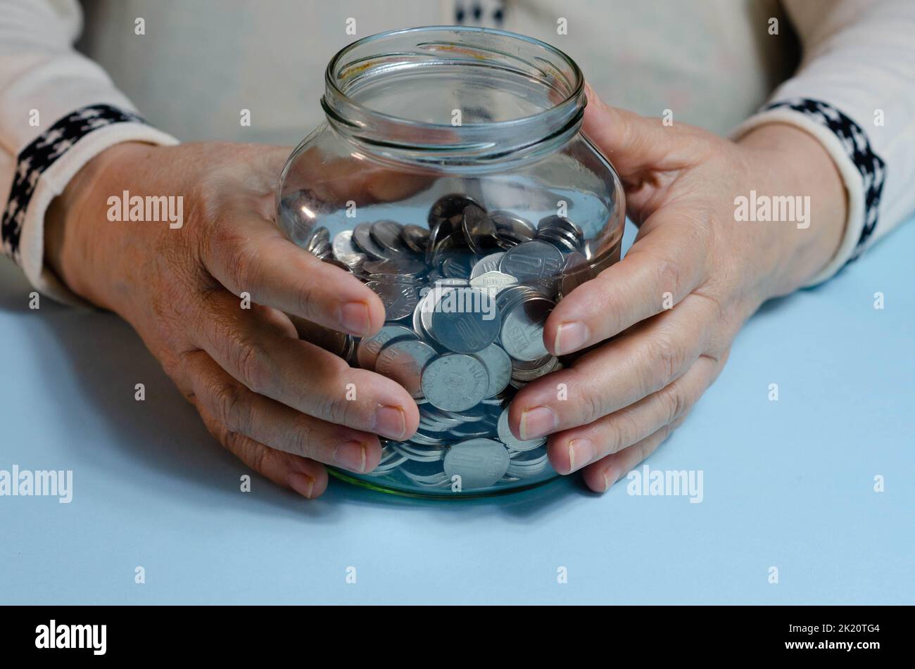 Femme âgée comptant des pièces de monnaie sur la table. Gros plan sur les billets de banque lei roumains Banque D'Images