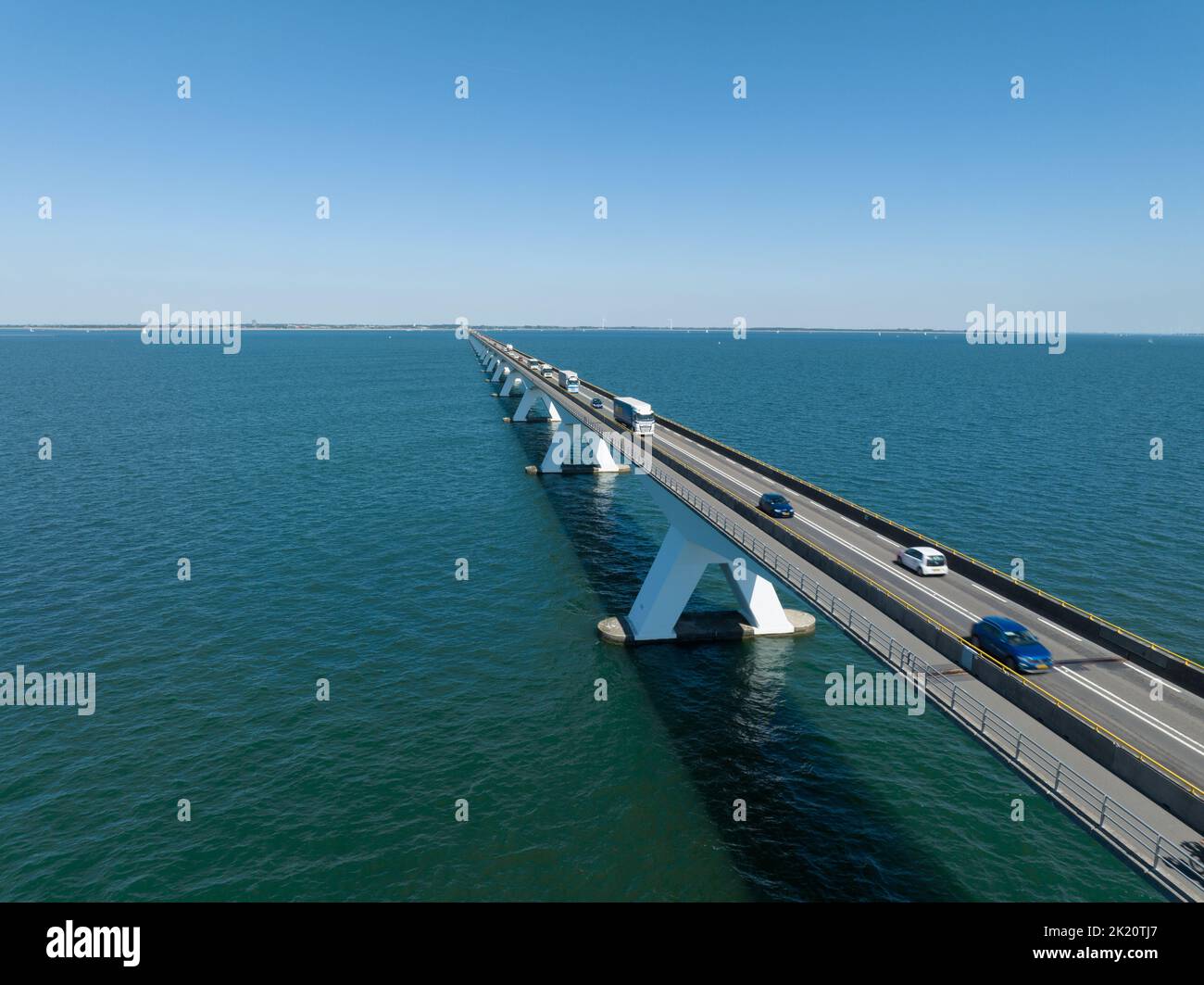 Pont de Zeelandbridge à l'infini dans la vue aérienne de drone de distance. Partie de Delta fonctionne. Infrastructure néerlandaise holland Zeeland. Livraison du transport Banque D'Images