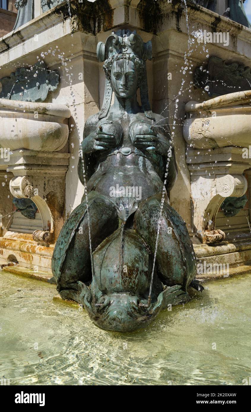 Détail de Nereid de Giambologna Neptune Fontaine sur Piazza del Nettuno à Bologne Italie Banque D'Images