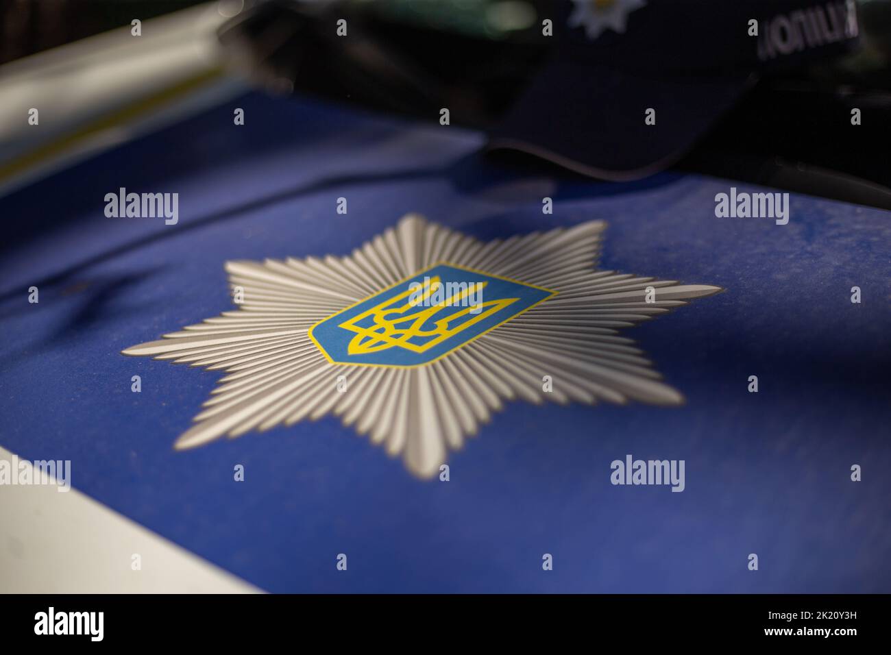 Voiture de police ukrainienne avec panneau police en langue ukrainienne Banque D'Images
