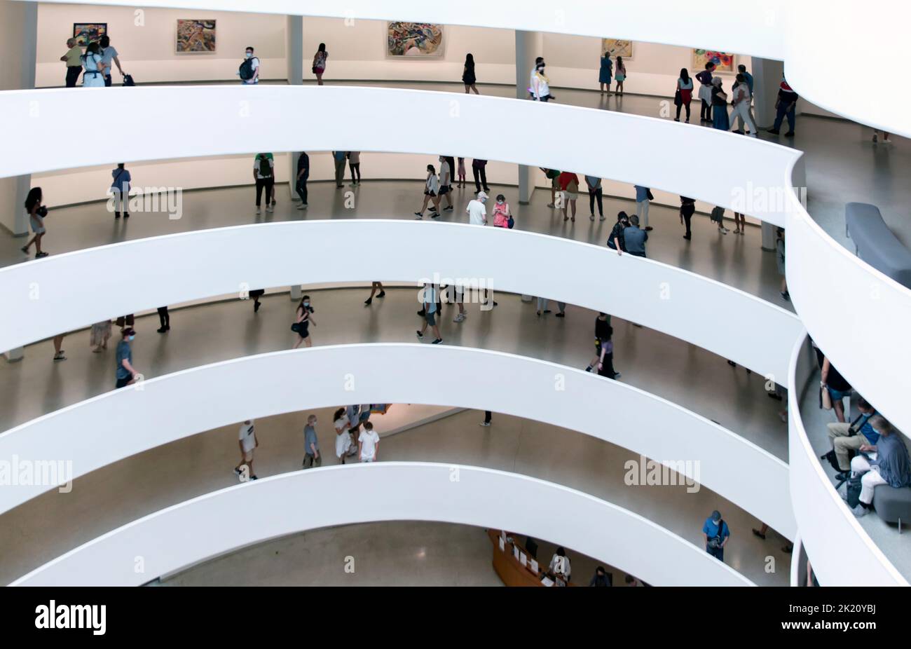 Personnes sur la passerelle en spirale dans le Solomon R. Guggenheim Museum, Manhattan, New York, Etats-Unis Banque D'Images