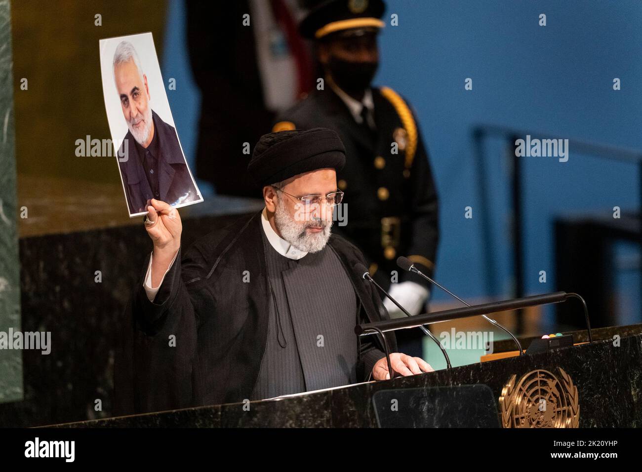 New York, New York, États-Unis. 21st septembre 2022. Seyyed Ebrahim Raisi, président de la République islamique d'Iran, parle en tenant le portrait de Qasem Soleimani, général iranien assassiné en 2020 par les États-Unis sous un ordre du président de l'époque, Donakld Trump, lors de l'Assemblée générale des Nations Unies de 77th au siège de l'ONU (Credit image: © Lev Radin/Pacific Press via ZUMA Press Wire) Banque D'Images