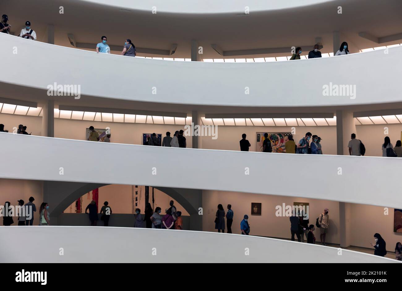 Personnes sur la passerelle en spirale dans le Solomon Guggenheim Museum, Manhattan, New York, Etats-Unis Banque D'Images
