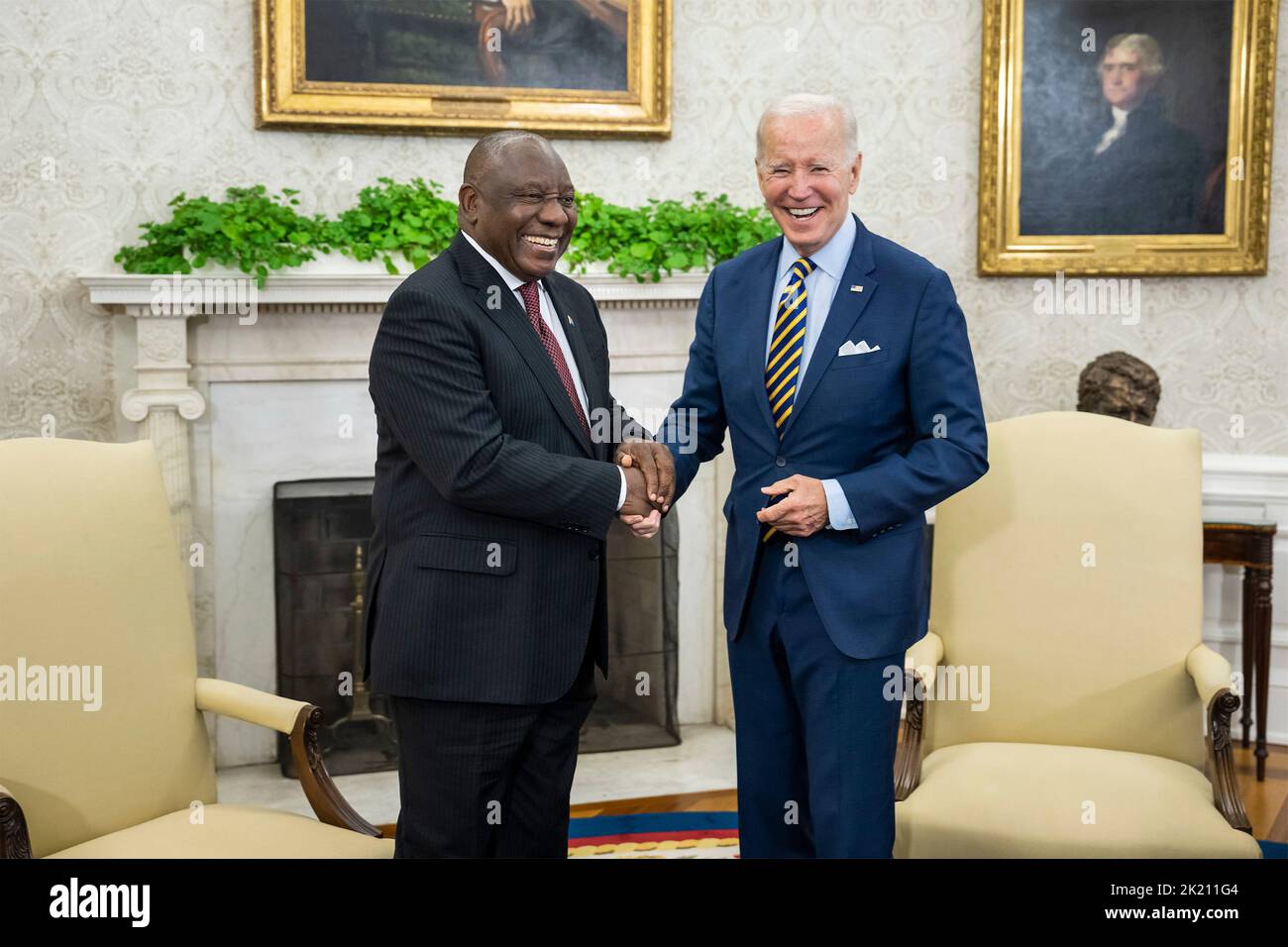 Washington, États-Unis d'Amérique. 16 septembre 2022. Joe Biden, président des États-Unis, souhaite la bienvenue au président sud-africain Cyril Ramaphosa avant leur rencontre bilatérale face-à-face au bureau ovale de la Maison Blanche, à 16 septembre 2022, à Washington Banque D'Images