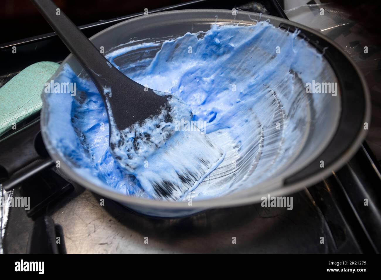 Le coiffeur applique de l'eau de Javel sur les cheveux de la femme Banque D'Images