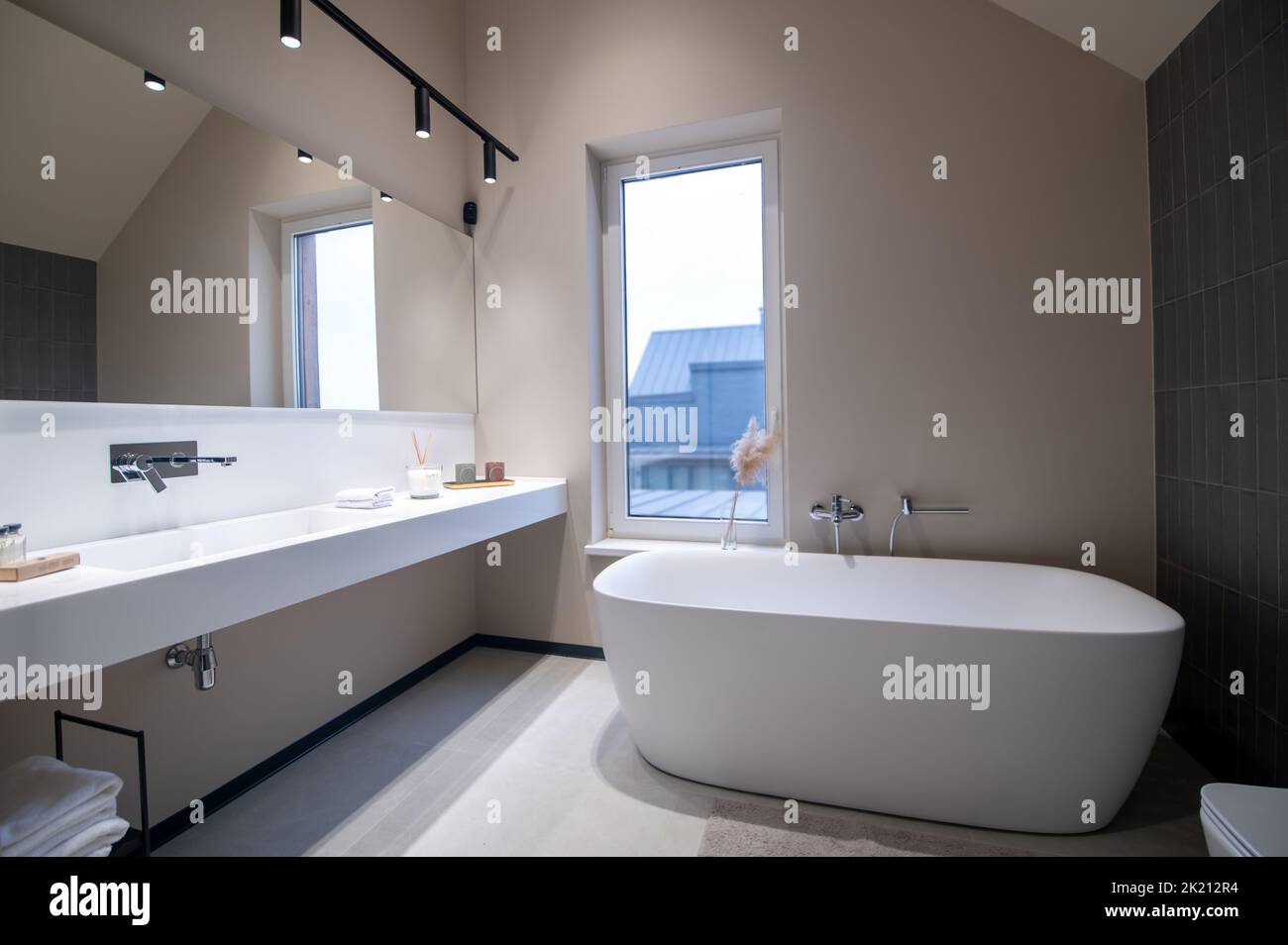 Salle de bains moderne avec toilettes propres et appliques murales LED Banque D'Images