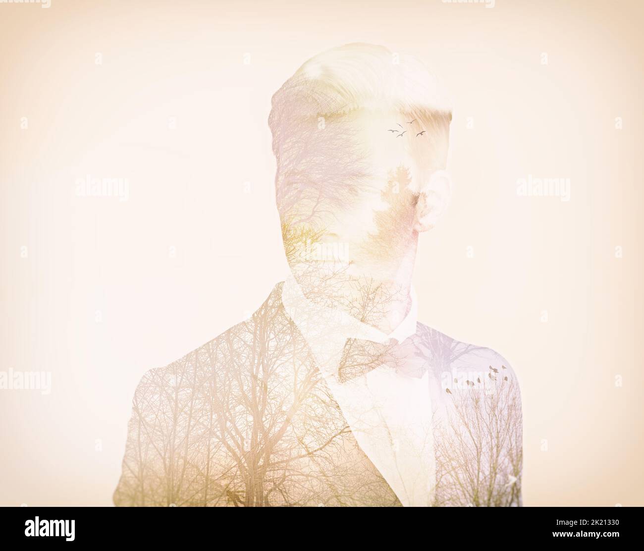 L'homme énigmatique. Image composite d'un homme bien habillé superposée sur une image de la nature Banque D'Images