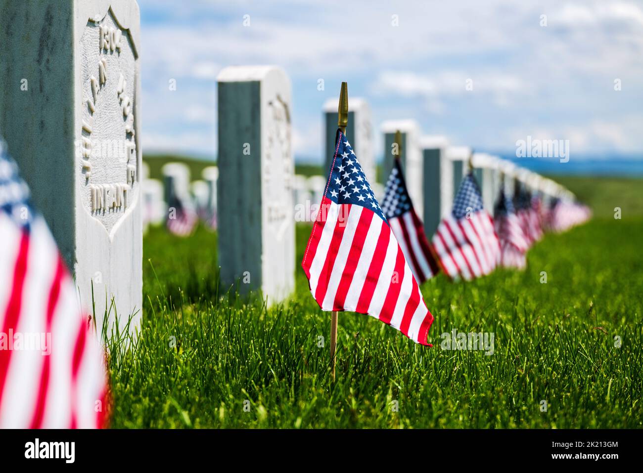 Les drapeaux américains marquent des pierres tombales; le cimetière national de Custer; le monument national du champ de bataille de Little Bighorn; Montana; États-Unis Banque D'Images