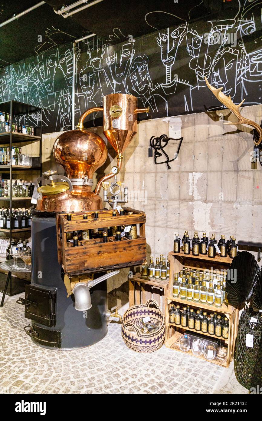 Alembic alcohol distillateur et gin à l'intérieur du magasin concept Lust Auf Gut dans la vieille ville de Fribourg im Breisgau, en Allemagne Banque D'Images