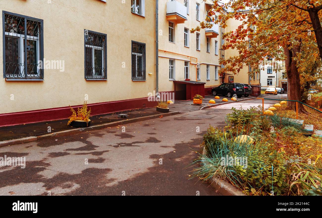 Paysage urbain d'automne rêveur. Décorations d'arbres avec feuilles d'automne. Feuillage doré au soleil. Automne dans le concept de ville. Moscou Banque D'Images