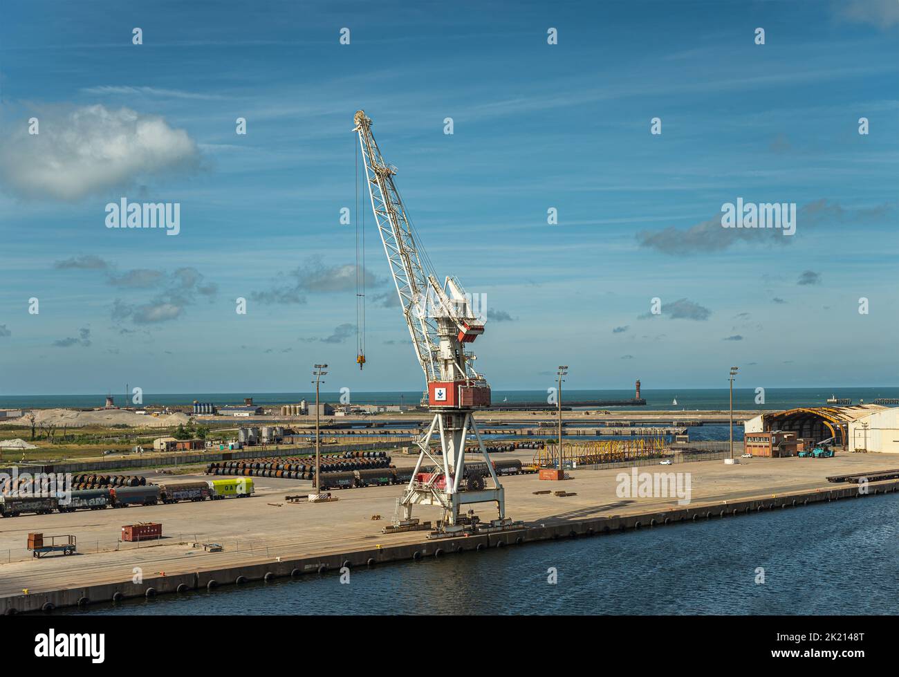 Europe, France, Dunkerque - 9 juillet 2022 : paysage portuaire sur le quai 6. Grande grue BLP au bord du quai 6 et de nombreuses antennes de plaque en acier foncé garnies de tr Banque D'Images