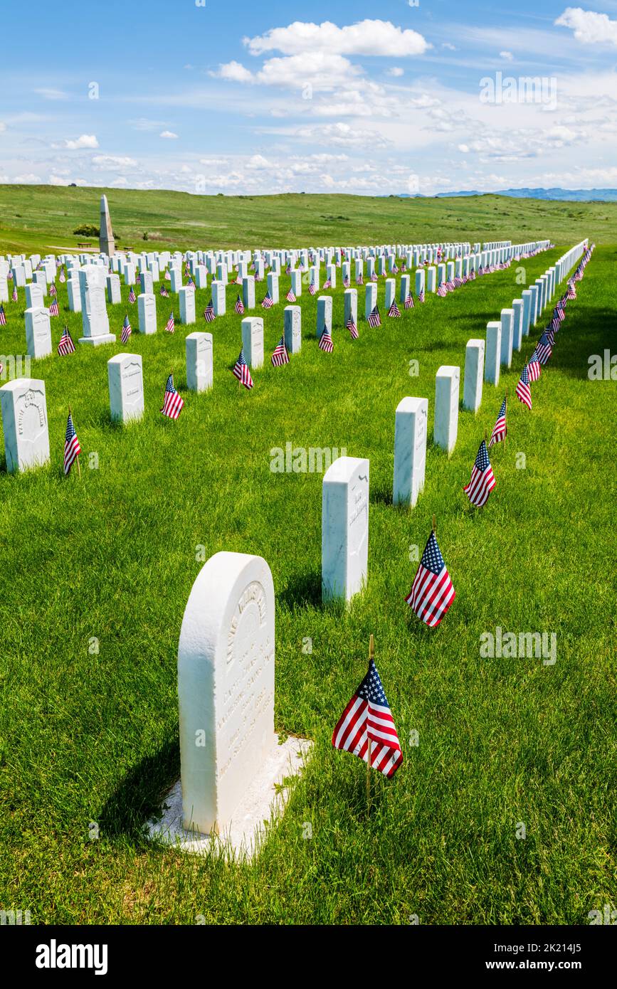 Les drapeaux américains marquent des pierres tombales; le cimetière national de Custer; le monument national du champ de bataille de Little Bighorn; Montana; États-Unis Banque D'Images