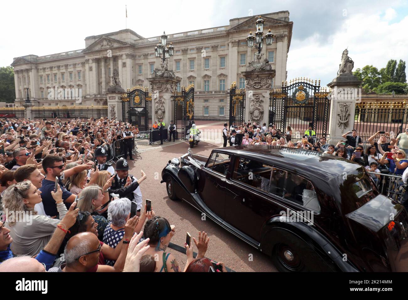 La reine Consort Camilla entre dans le palais de Buckingham entouré par des adeptes et des fans royaux aux portes de cet après-midi. La nation continue à se mur Banque D'Images