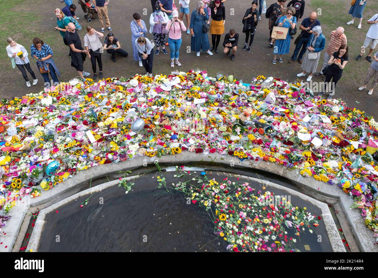 Les gens continuent de présenter des fleurs pour rendre hommage à la reine Elizabeth II La nation continue de pleurer pour sa mort jeudi dernier. Photo : Banque D'Images