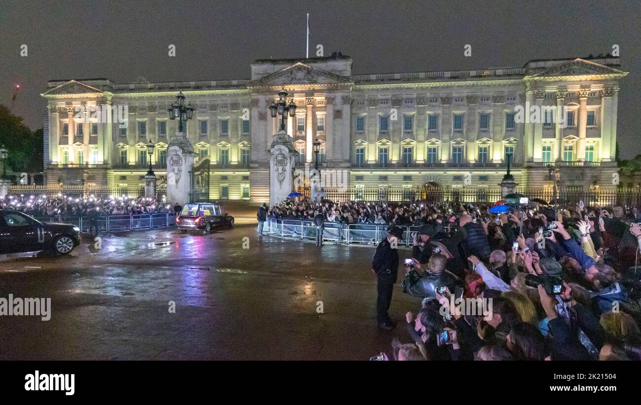 Les foules attendent aux portes de Buckingham Palace pour arriver sous la pluie. La nation continue de pleurer la mort de la reine Elizabeth II Prise de vue Banque D'Images