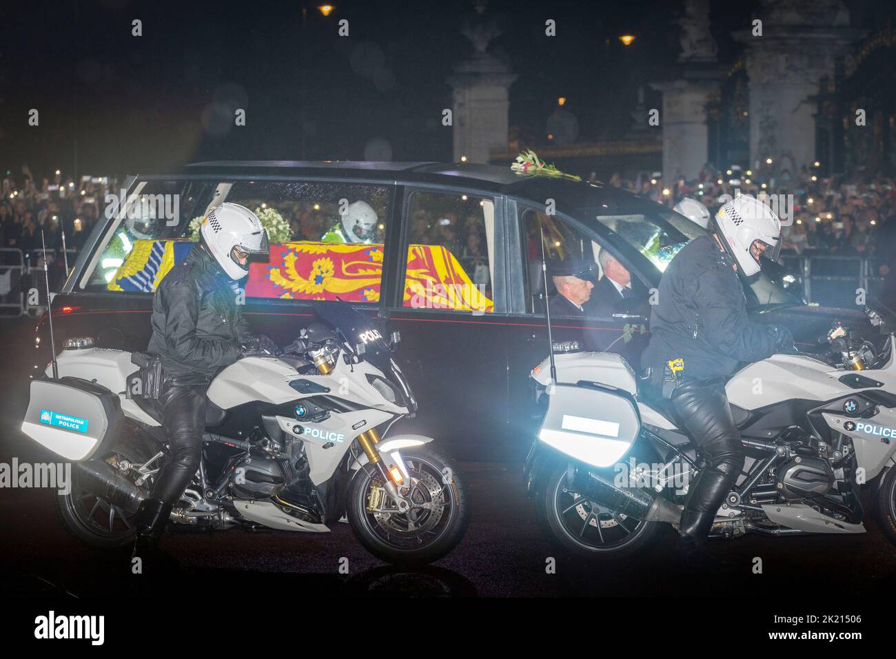 Les foules attendent aux portes de Buckingham Palace pour arriver sous la pluie. La nation continue de pleurer la mort de la reine Elizabeth II Prise de vue Banque D'Images