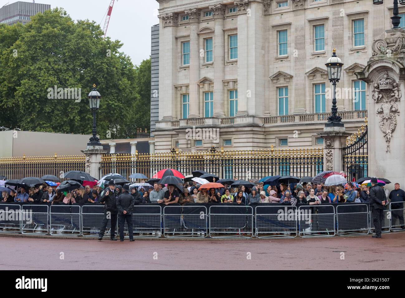 Les foules attendent aux portes de Buckingham Palace pour arriver sous la pluie. La nation continue de pleurer la mort de la reine Elizabeth II Prise de vue Banque D'Images