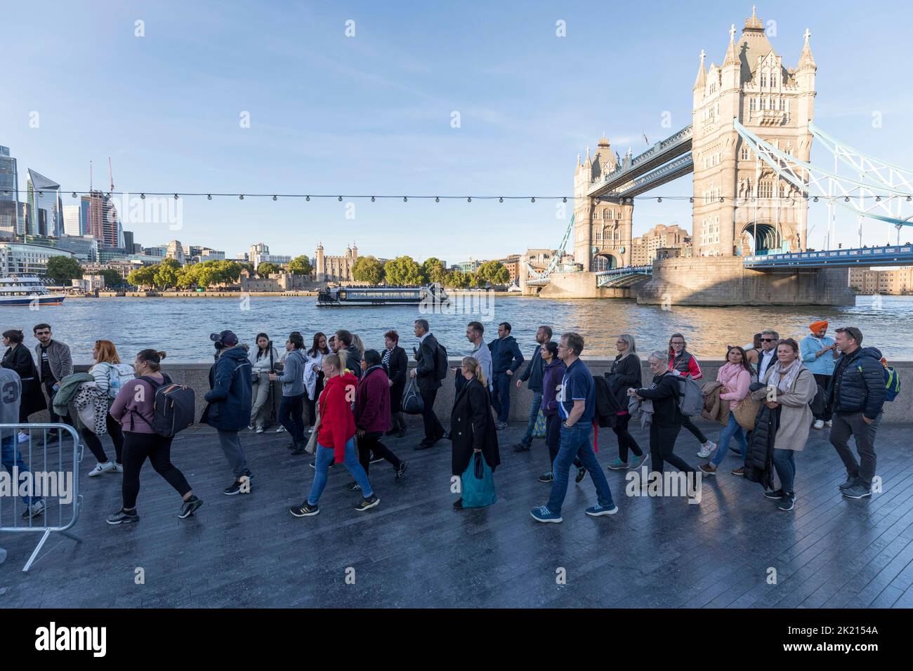 Les amateurs de bourre continuent de faire la queue le long de la Tamise southbank pour voir la reine Elizabeth II se trouver dans l'État de Westminster Hall. Photo prise le 17th septembre 2022. © Banque D'Images