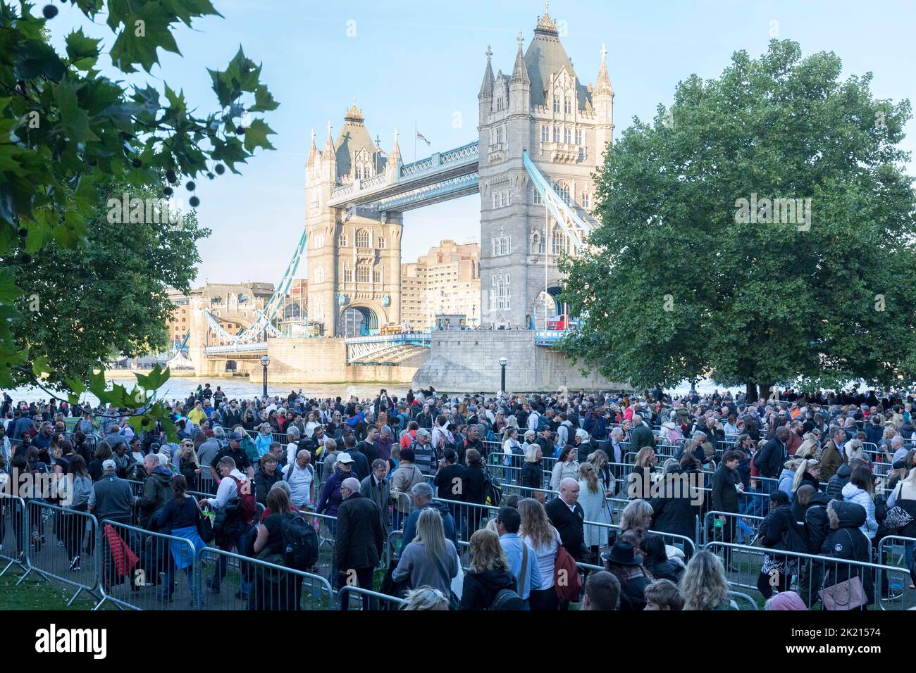 Les amateurs de bourre continuent de faire la queue le long de la Tamise southbank pour voir la reine Elizabeth II se trouver dans l'État de Westminster Hall. Photo prise le 17th septembre 2022. © Banque D'Images