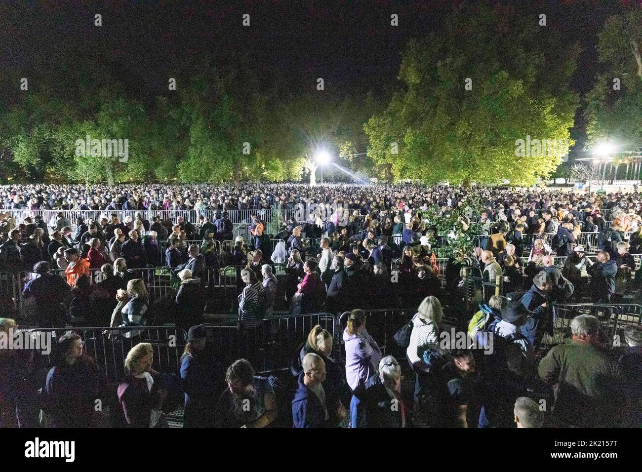 Les amateurs de bourre continuent de faire la queue dans la nuit le long de la Tamise southbank pour voir la reine Elizabeth II se trouver dans l'État de Westminster Hall. Photo: Serpent que Banque D'Images