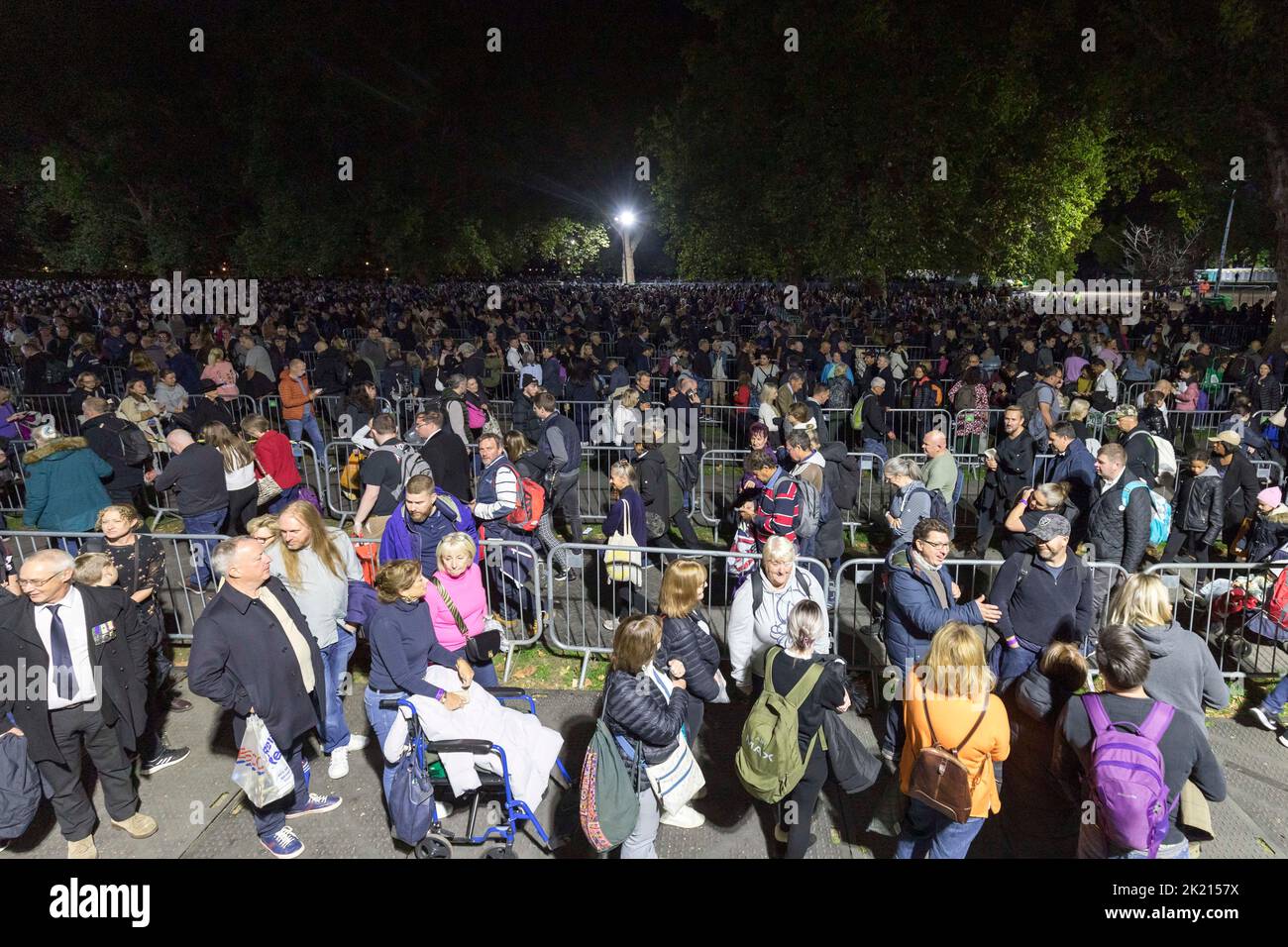 Les amateurs de bourre continuent de faire la queue dans la nuit le long de la Tamise southbank pour voir la reine Elizabeth II se trouver dans l'État de Westminster Hall. Photo: Serpent que Banque D'Images