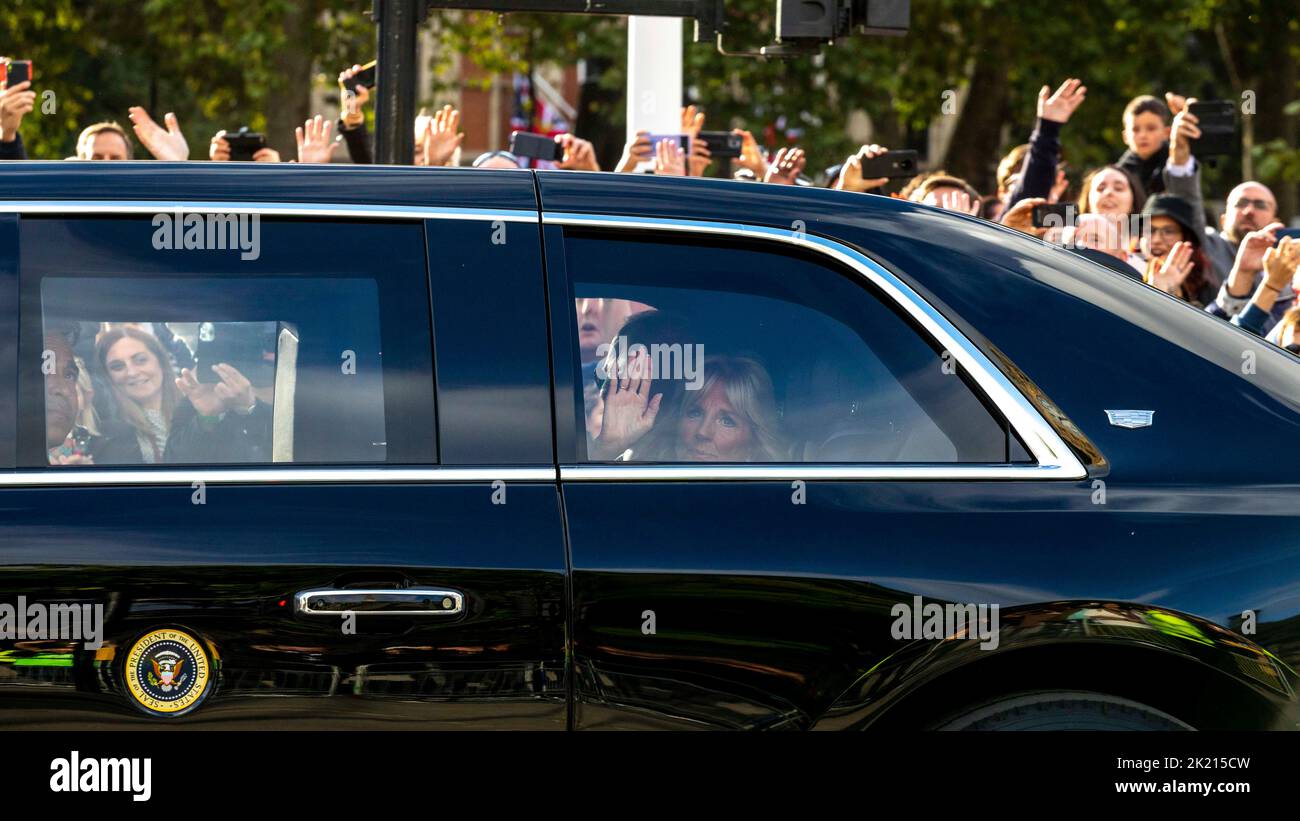 Les dirigeants du monde rendent hommage à la reine Elizabeth II à Westminster Hall cet après-midi. Photo : LA première dame DES ÉTATS-UNIS Jill Biden se fait des vagues lorsqu'elle arrive dans le B Banque D'Images