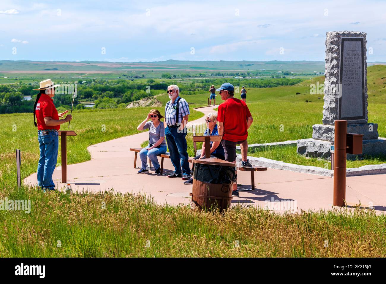 Guide et visiteurs indiens d'Amérique; monument national du champ de bataille de Little Bighorn; Montana; États-Unis Banque D'Images