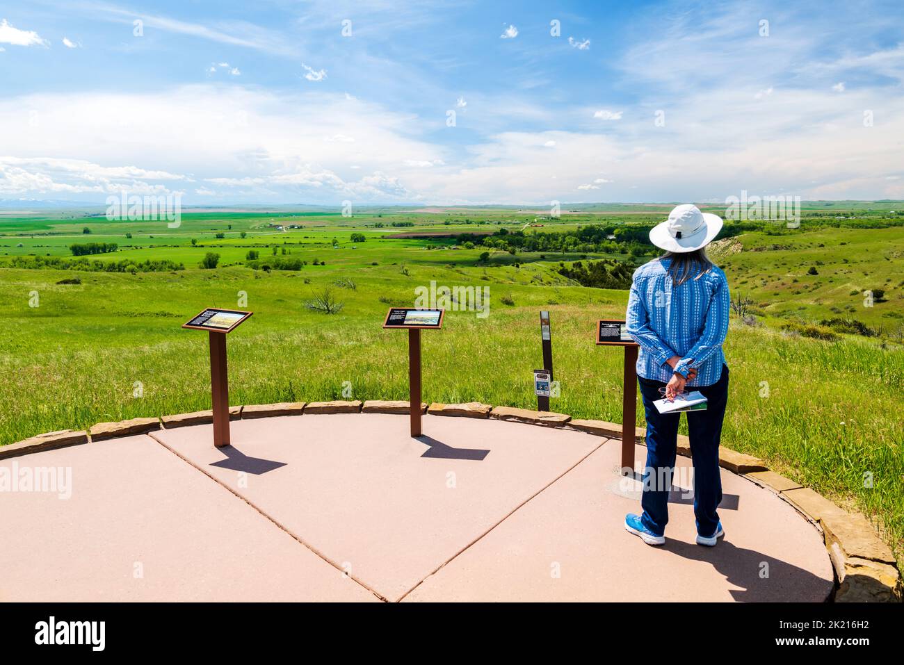 Touriste féminin ; Sharpshooter's Ridge ; Monument national du champ de bataille de Little Bighorn ; Montana ; États-Unis Banque D'Images