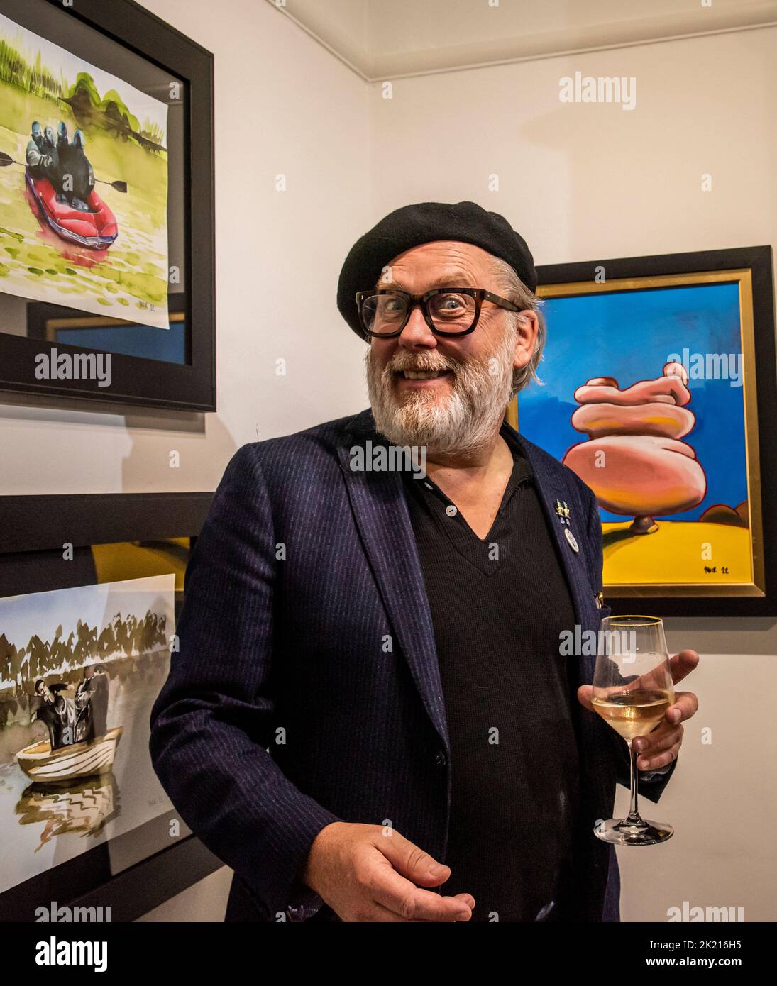 Harrogate, le 21th septembre 2022. Jim Moir, alias Vic Reeves, posant avec sa peinture à l'ouverture de sa nouvelle exposition solo à la galerie des originaux de la Maison Rouge. Crédit photo: ernesto rogata/Alay Live News Banque D'Images