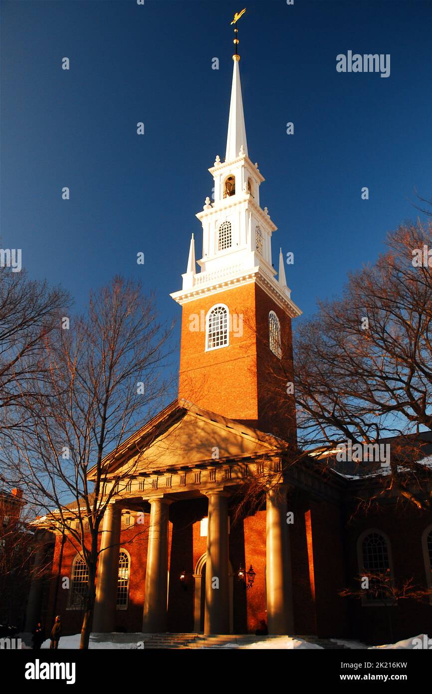 Le clocher de l'église Memorial s'élève au-dessus de Harvard Yard et du campus de l'université de Harvard lors d'une journée d'hiver Banque D'Images
