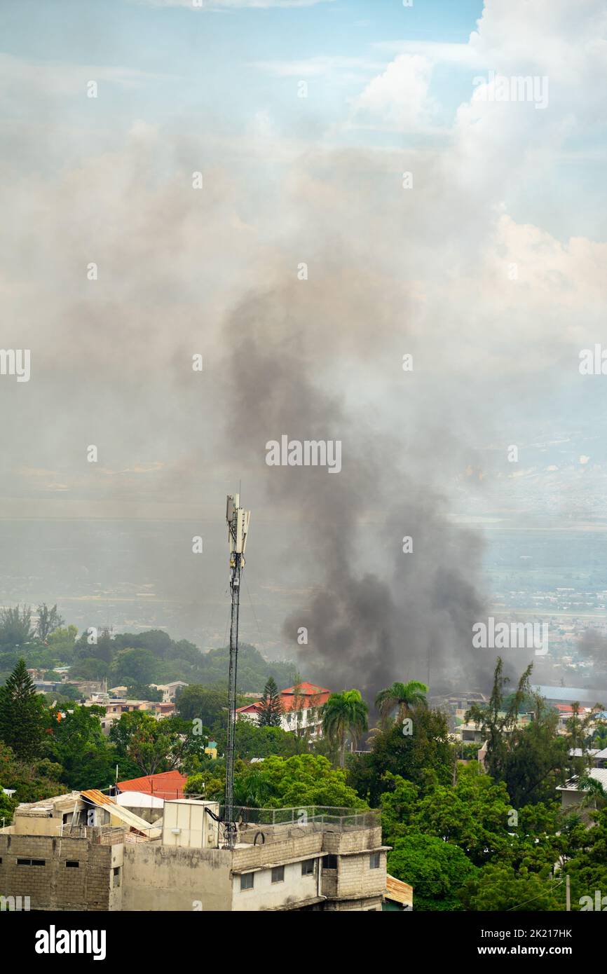 Les troubles civils se poursuivent à Port-au-Prince, en Haïti, la population se manifestant contre la pénurie de carburant et la hausse des prix en bloquant les rues avec des burni Banque D'Images