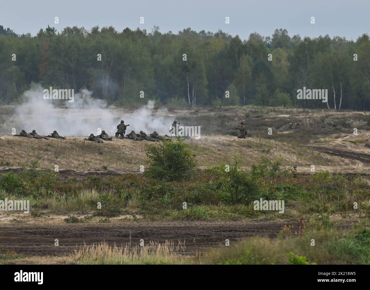 NOWA DEBA, POLOGNE. 21 septembre 2022. Des soldats de Pologne, des États-Unis et de Grande-Bretagne participent à l'exercice militaire conjoint 'BEAR 22' (en polonais : NIEDZWIEDZ 22') à Podkarpacie, dans l'est de la Pologne. Les exercices dureront jusqu'à vendredi et visent à renforcer l'interopérabilité et la coopération avec les alliés. Crédit : ASWphoto/Alamy Live News Banque D'Images