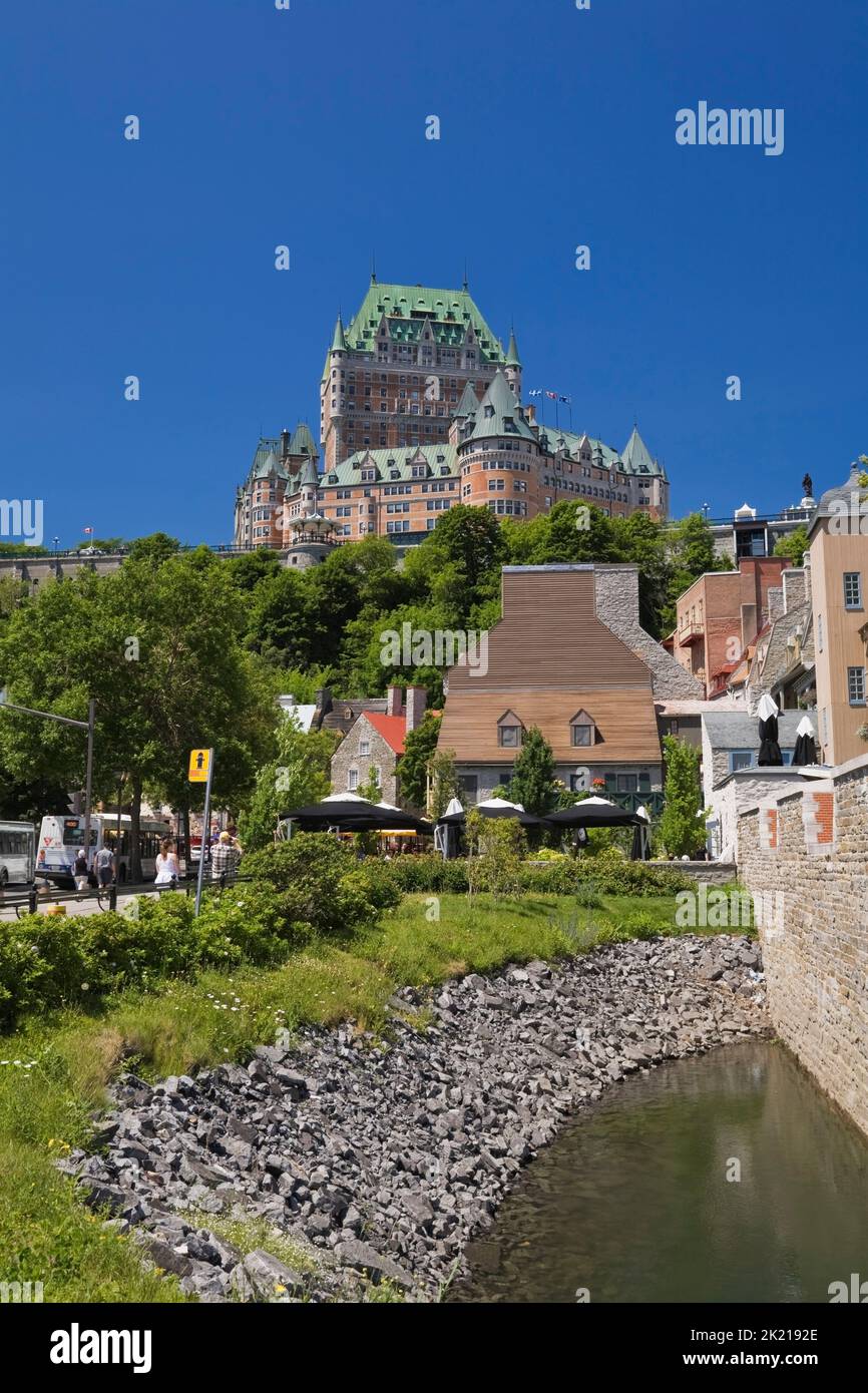 Vieux mur de fortification, bâtiments et Château Frontenac en été, Québec, Québec, Canada. Banque D'Images