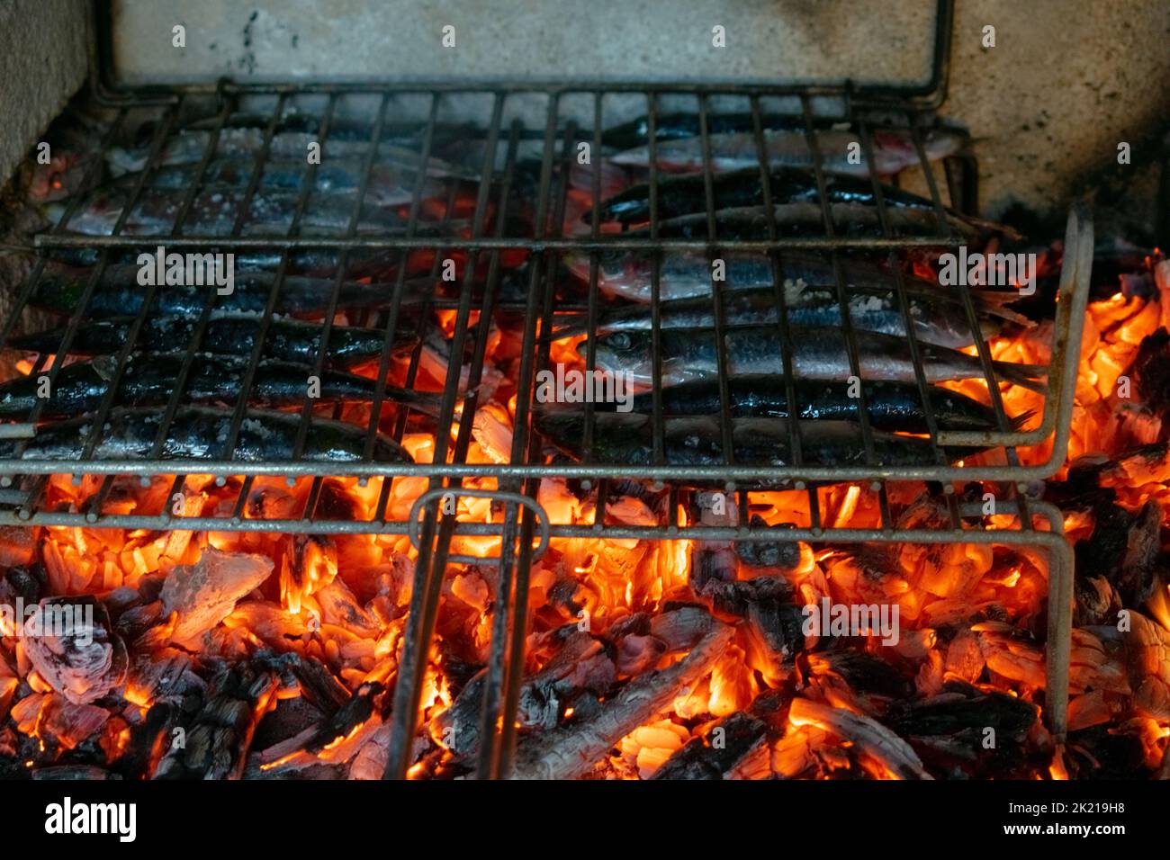 De délicieuses sardines au-dessus du feu de barbecue Banque D'Images