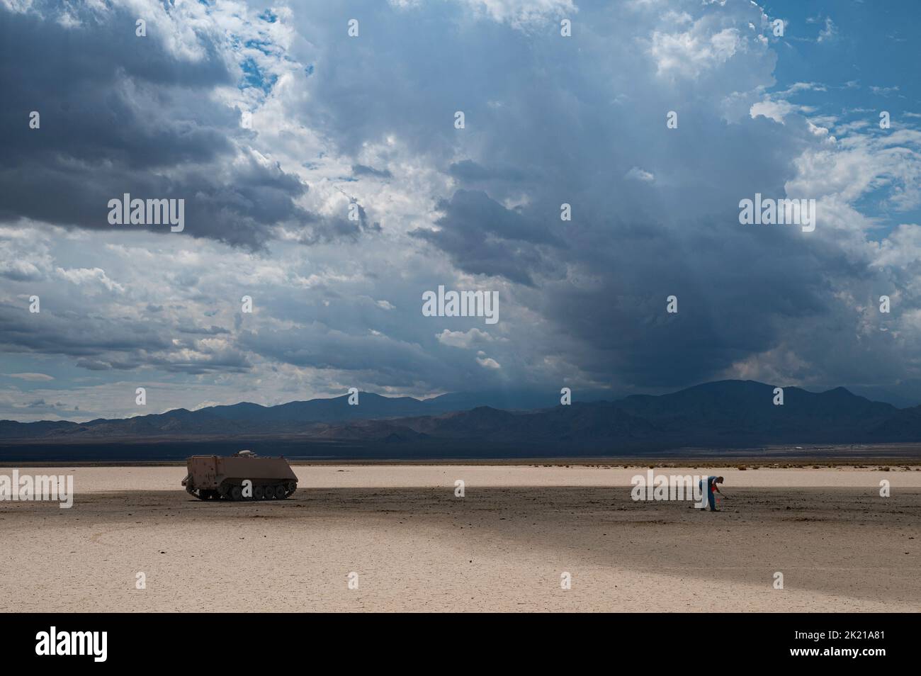 Le personnel de sécurité affecté à la gamme d'essais et d'entraînement du Nevada (NTTR) s'assure que la zone cible est dégagée en toute sécurité avant l'évaluation de la dispersion des bombes sur le NTTR, Nevada, le 13 septembre 2022. Le NTTR fournit au combattant un espace de bataille flexible, réaliste et multidimensionnel pour mener le développement de tactiques d'essai et la formation avancée à l'appui des intérêts nationaux américains. (É.-U. Photo de la Force aérienne par William R. Lewis) Banque D'Images