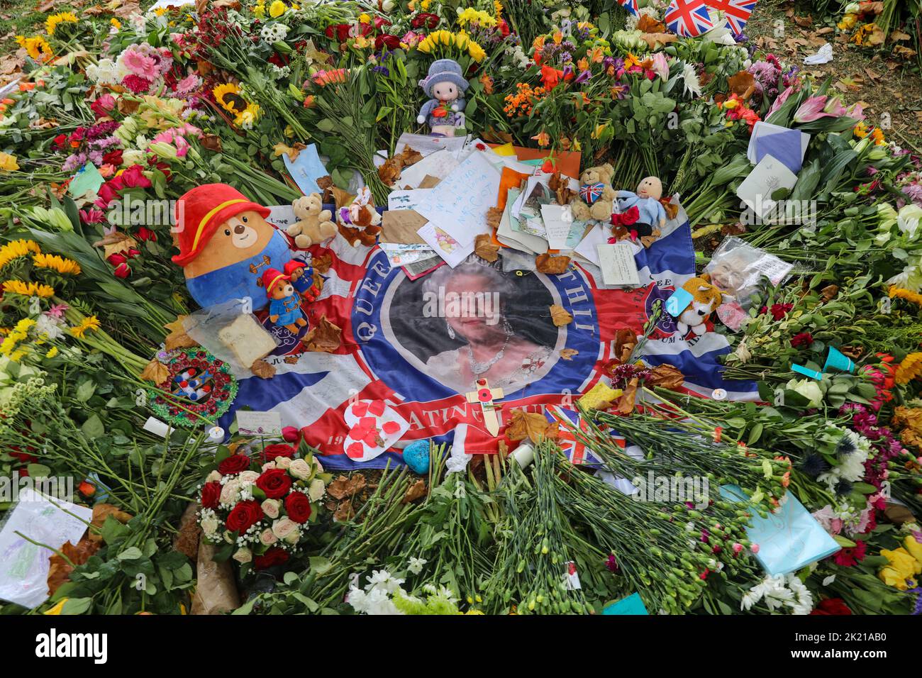 13th septembre 2022, les amateurs de garrot laissent des hommages à la reine Elizabeth II dans un jardin commémoratif à Green Park, Londres, après sa mort paisiblement à Balmoral ag Banque D'Images