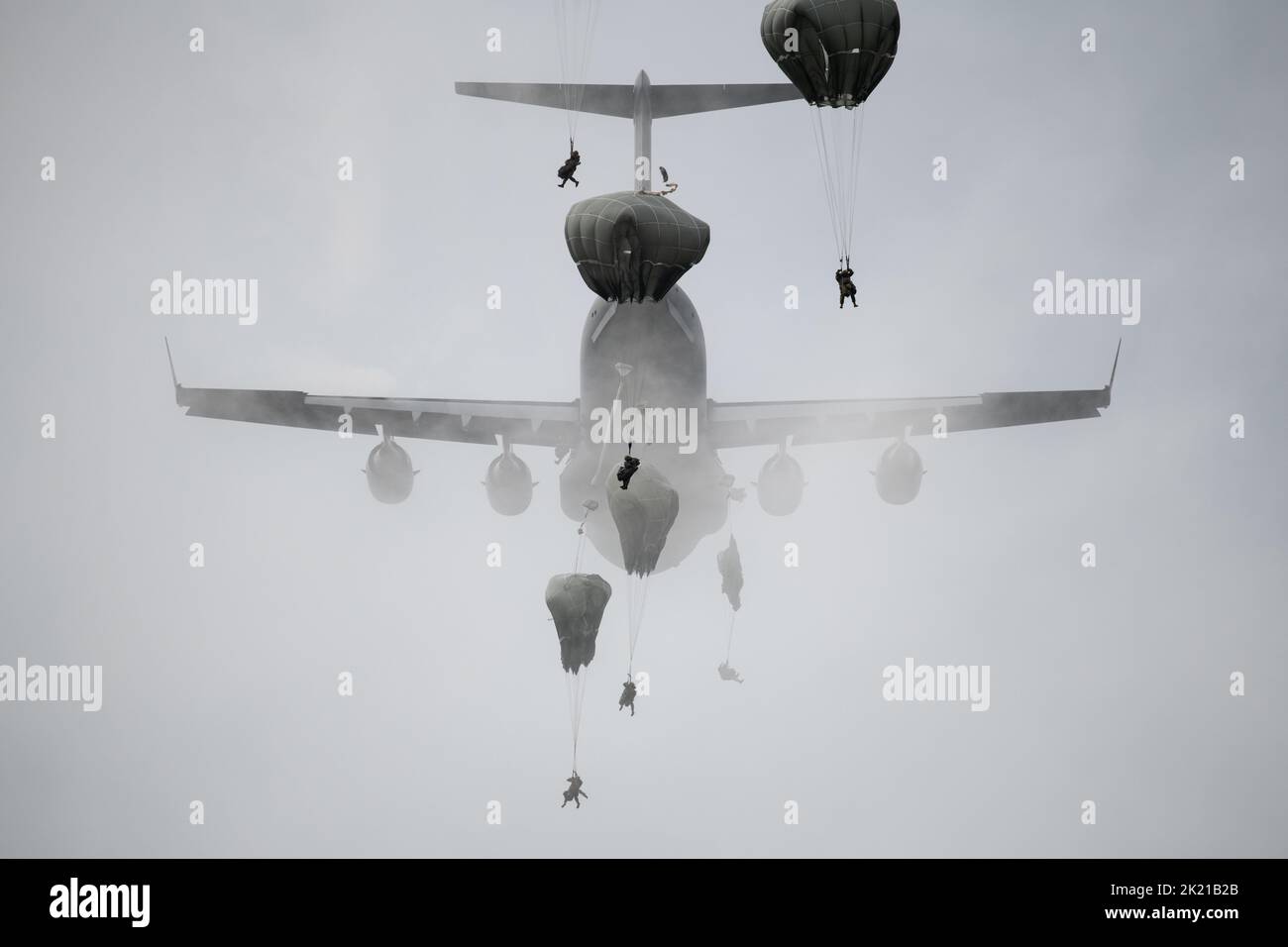 Anchorage, États-Unis. 24 août 2022. Anchorage, États-Unis. 24 août 2022. Les parachutistes de l'armée américaine affectés à l'équipe de combat de la Brigade d'infanterie 2nd, 11th Airborne Division, également connue sous le nom d'Anges arctiques, sautent d'un avion C-17 Globemaster III de la Force aérienne à la zone de chute de Malemute, 24 août 2022, dans la base interarmées Elmendorf Richardson, Alaska. Banque D'Images