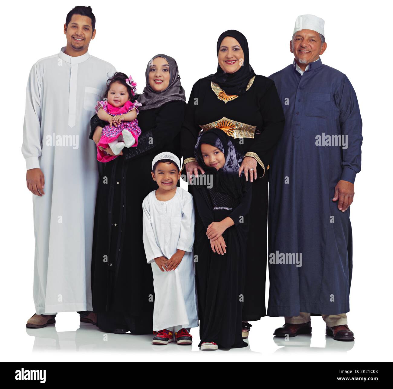 Liens familiaux. Portrait studio d'une famille musulmane multigénérationnelle isolée sur blanc. Banque D'Images