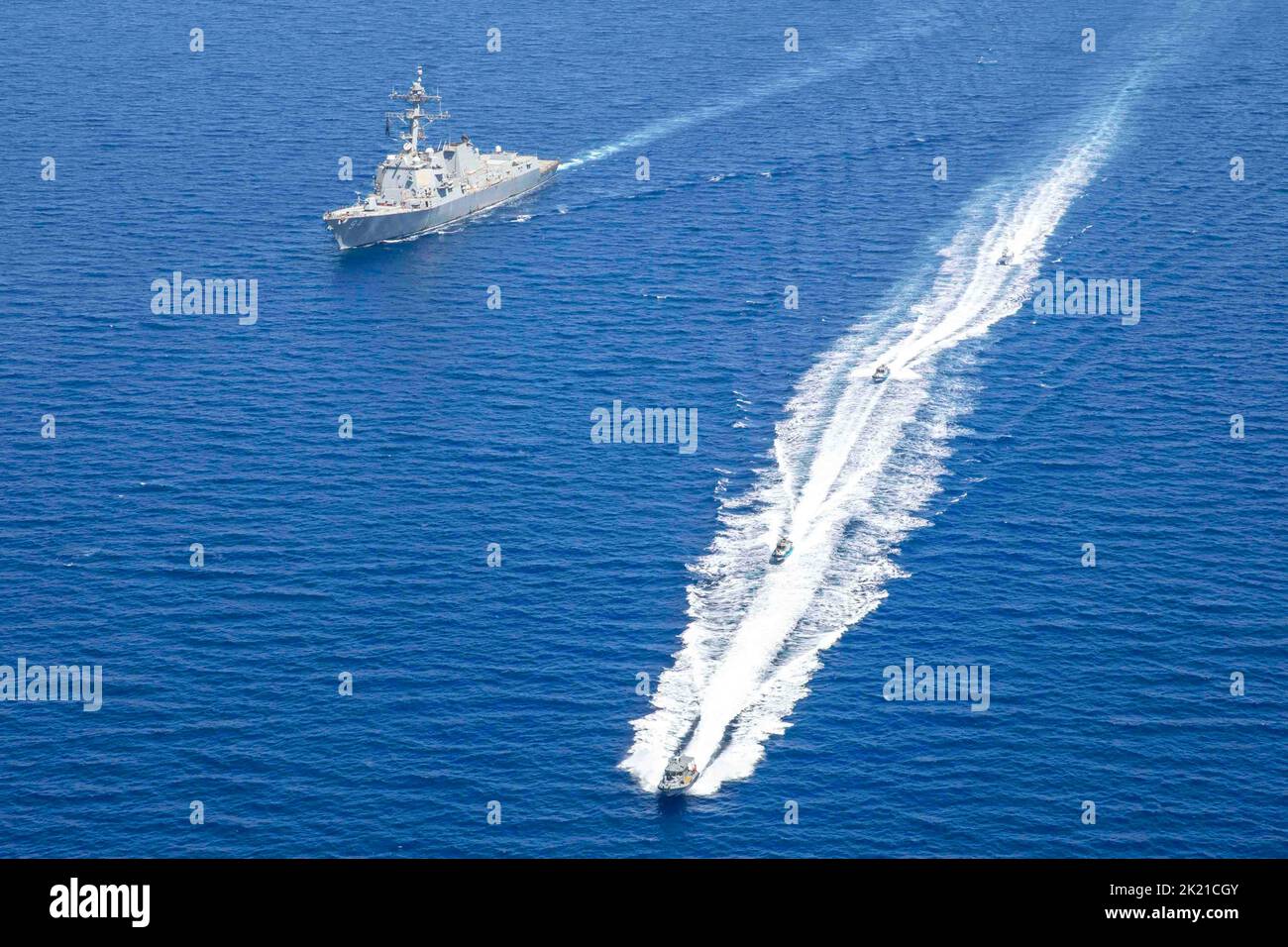 Mer Rouge. 15th septembre 2022. Le destroyer à missiles guidés USS Nitze (DDG 94) est en cours avec la Marine royale jordanienne dans la Mer Rouge, à Septembert. 13, 2022. Nitze est déployé dans la zone d'opérations de la flotte américaine 5th afin d'assurer la sécurité et la stabilité maritimes dans la région du Moyen-Orient. Credit: U.S. Navy/ZUMA Press Wire Service/ZUMAPRESS.com/Alamy Live News Banque D'Images