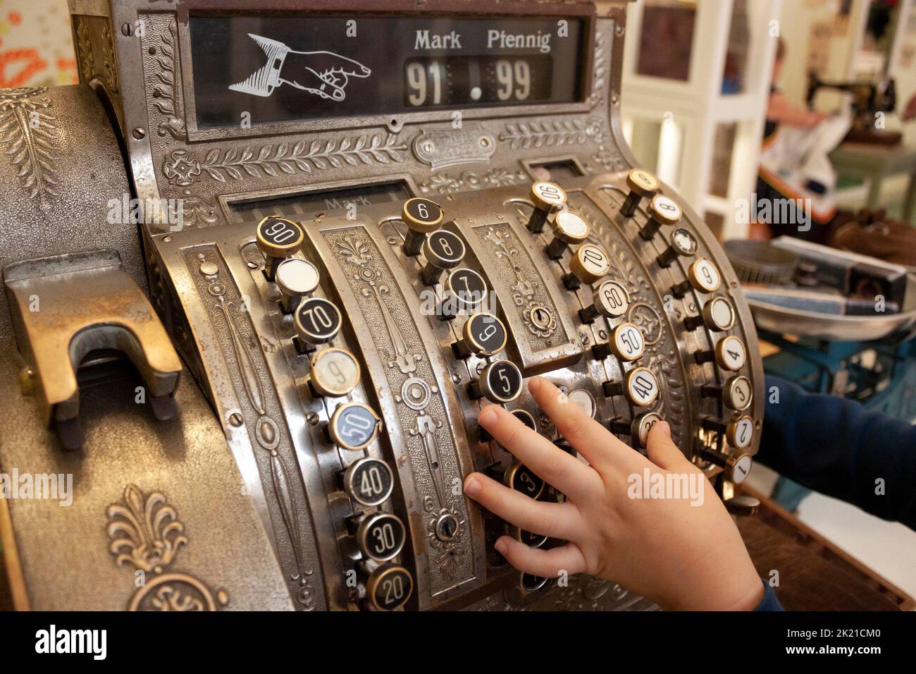 Tallinn, Estonie - 30 juin 2019 : caisse d'époque dans l'exposition ludique du musée Miiamilla pour enfants, sélective. Vous pouvez nous enregistrer à l'ancienne Banque D'Images