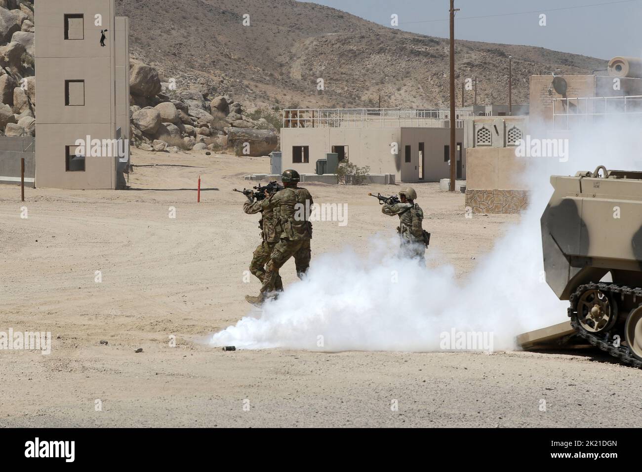 Fort Irwin, Californie, États-Unis. 3rd septembre 2022. Les soldats de l'armée américaine du 11th Armored Cavalry Regiment démontrent réagir au contact, opérations militaires en terrain urbain (MOUT) soins sous le feu, combat Life Saver, Et une variété d'autres compétences létales avec le soutien médical de plus de septembre 3, 2022, pour un public de VIP à Razish, National Training Center, fort Irwin, Californie. Crédit: Armée américaine/ZUMA Press Wire Service/ZUMAPRESS.com/Alamy Live News Banque D'Images