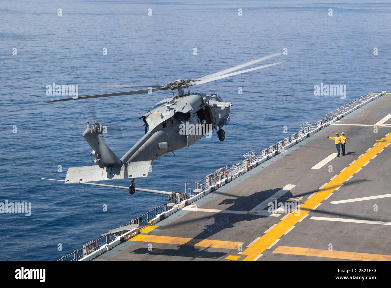 Mer de Chine méridionale. 6th septembre 2022. Un hélicoptère MH-60s Sea Hawk affecté à l'hélicoptère Sea combat Squadron (HSC) 23 prend son envol du navire d'assaut amphibie USS Tripoli (LHA 7), Septembert. 6, 2022. Tripoli opère dans la zone d'opérations de la flotte américaine 7th afin d'améliorer l'interopérabilité avec ses alliés et ses partenaires et de servir de force de réaction prête à l'emploi pour défendre la paix et maintenir la stabilité dans la région Indo-Pacifique. Credit: U.S. Navy/ZUMA Press Wire Service/ZUMAPRESS.com/Alamy Live News Banque D'Images