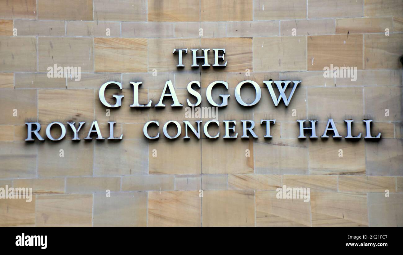 Logo de la salle de concert royale de Glasgow blason protégé des pigeons par Wire Glasgow, Écosse, Royaume-Uni Banque D'Images