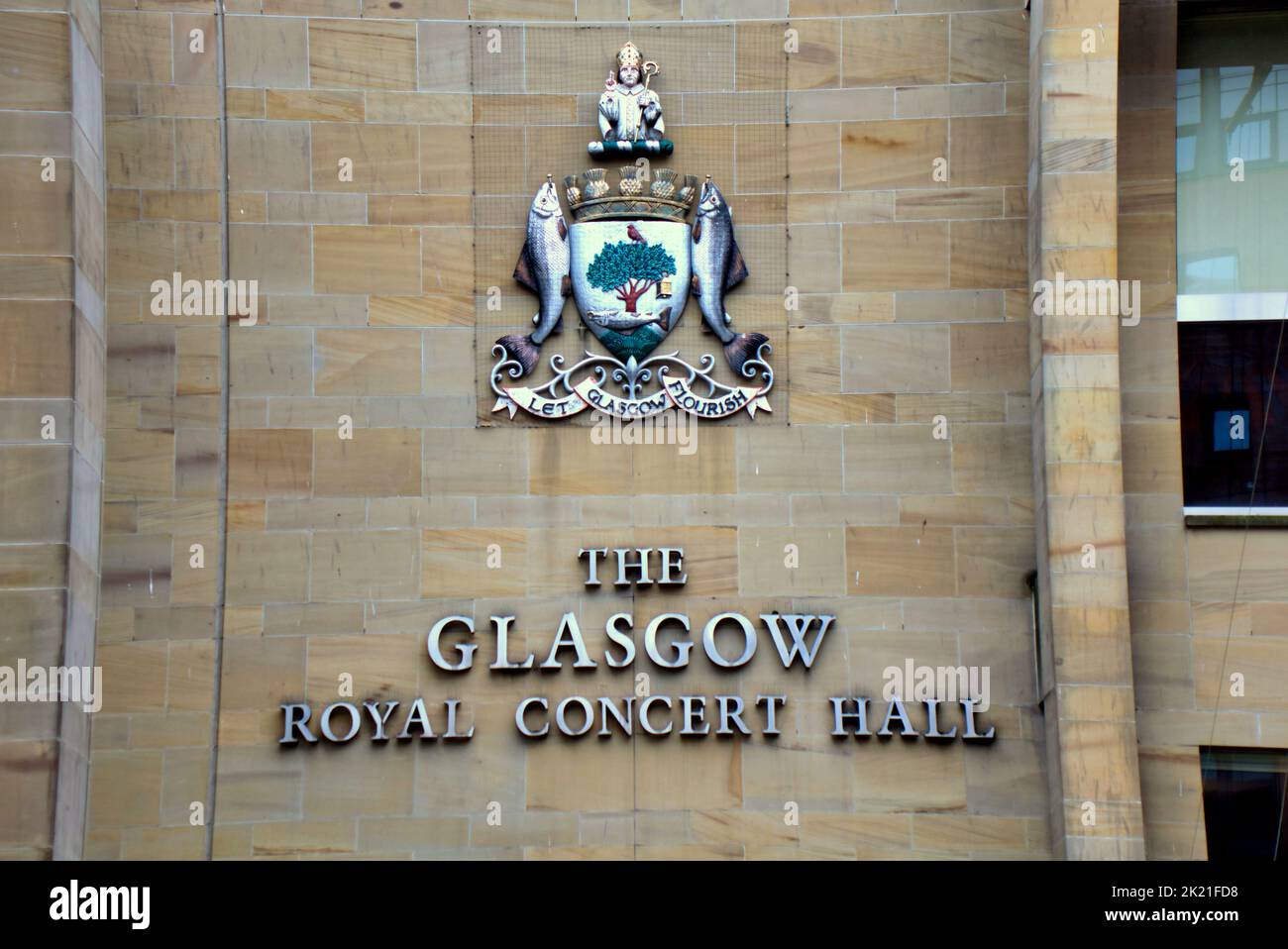 Logo de la salle de concert royale de Glasgow blason protégé des pigeons par Wire Glasgow, Écosse, Royaume-Uni Banque D'Images